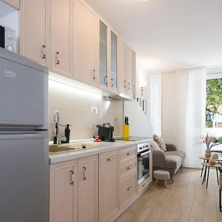 Charming Zora * Split