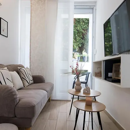 Charming Zora * Split