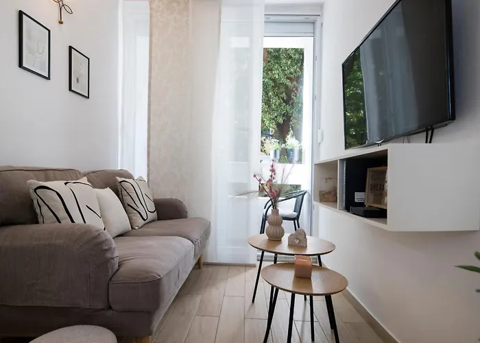 Charming Zora * Split